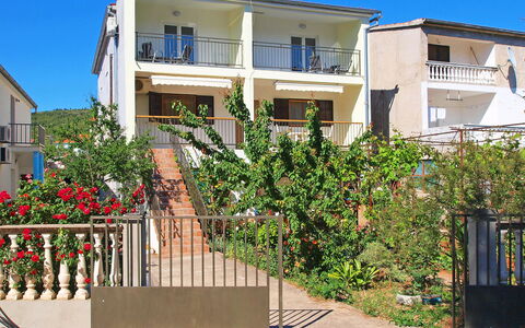 Vodice Tribunj 124: Fleur, Ciel, Plante, Bâtiment, Fenêtre, Propriété, Maison, Porte, Ombre, Design Urbain