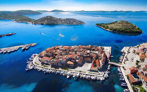 Vodice Tribunj 124: L'Eau, Ciel, Nuage, Ressources En Eau, Bleu Azur, Arbre, Paysage Naturel, Plage, Cotiers Et Relief Océaniques, Plante