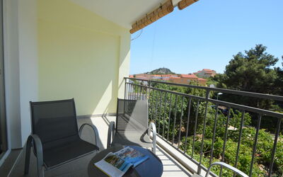 Vodice Tribunj 124: Meubles, Propriété, Confort, Bleu Azur, Bois, Textile, Bâtiment, Design Intérieur, Cadre De Lit, Lit