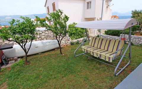 Sofija: Ciel, Plante, Bâtiment, Maison, Lot Terre, Ombre, Nuage, Mobilier De Jardin, Herbe, Loisir