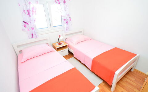 Sofija: Meubles, Bâtiment, Fenêtre, Confort, Textile, Cadre De Lit, Design Intérieur, Maison, Sol, Chaise