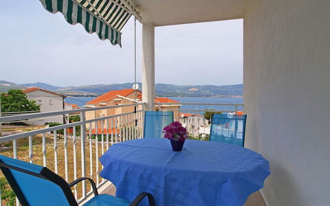 Sofija: Meubles, Table, Propriété, Bâtiment, Ciel, Plante, Fleur, Bleu Azur, Bleu, Chaise