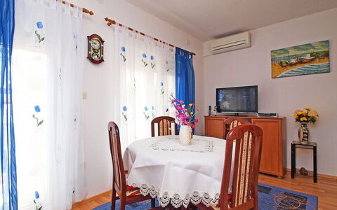 Sofija: Meubles, Propriété, Bleu, Décoration, Bleu Azur, Textile, Design Intérieur, Bois, Bâtiment, Table