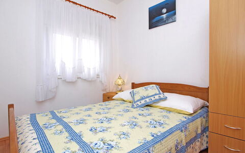 Sofija: Meubles, Propriété, Bleu Azur, Design Intérieur, Textile, Bâtiment, Lit, Fenêtre, Sol