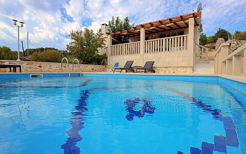 Villa Tonka: L'Eau, Ciel, Nuage, Ressources En Eau, Bleu Azur, Arbre, Paysage Naturel, Plage, Cotiers Et Relief Océaniques, Plante
