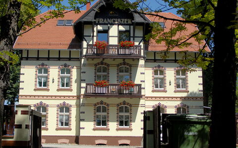 Szczawno Zdroj 100: Bâtiment, Propriété, Fenêtre, Ciel, Arbre, Porte, Quartier, Façade, Maison, Chalet