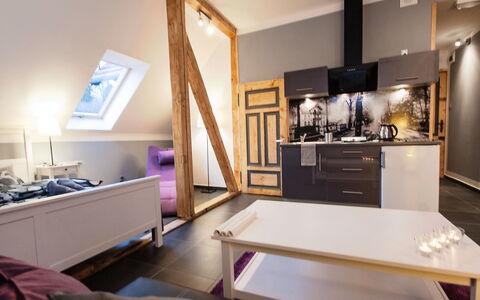 Szczawno Zdroj 100: Table, Propriété, Meubles, Cabinetry, Bâtiment, Tiroir, Commode, Bois, Confort, Design Intérieur