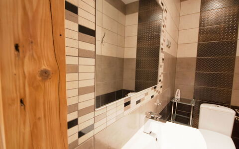 Szczawno Zdroj 100: Miroir, Évier, Propriété, Luminaire Plomberie, Robinet, Salle De Bains, Lavabo, Bois, Sol, Mur