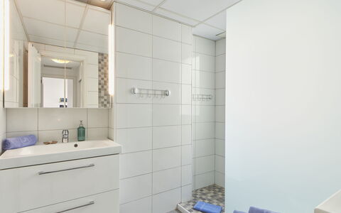 Lorcrisur: Miroir, Robinet, Armoire De Toilette, Évier, Luminaire Plomberie, Salle De Bains, Cabinetry, Bâtiment, Sol