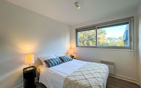 La Trinité sur Mer 110: Design Intérieur, Plafond, Pièce, Lit, Chambre, Sol, Sol, Éclairage, Literie, Drap De Lit