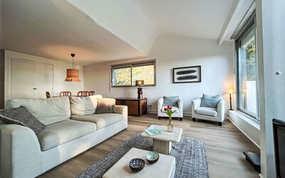 Plein Sud 110.1: Meubles, Design Intérieur, Canapé, Sol, Sol, Pièce, Salon, Bois, Plafond, Domicile