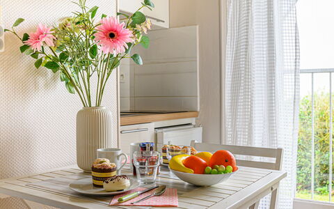 Quiberon 215: Fleur, Table, Aliments, Meubles, Plante, Vaisselle, Vaisselle, Orange, Design Intérieur, Jaune