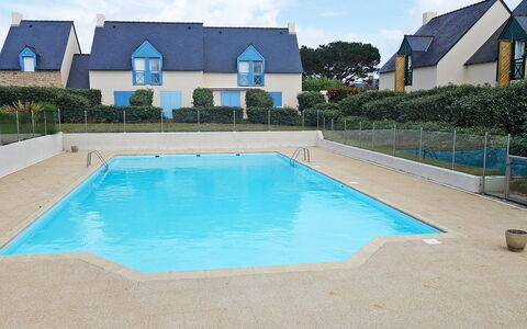 Les Villas de Kermaria: L'Eau, Nuage, Ciel, Plante, Piscine, Bâtiment, Bleu Azur, Ombre, Rectangle, Herbe
