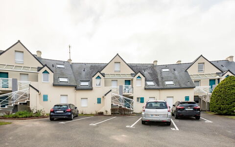 Les Villas de Kermaria: Ciel, Voiture, Plante, Véhicule, Bâtiment, Nuage, Propriété, Fenêtre, Roue