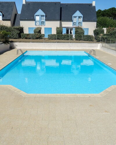 Les Villas de Kermaria: L'Eau, Ciel, Propriété, Bâtiment, Piscine, Plante, Bleu Azur, Rectangle, Ombre, Maison