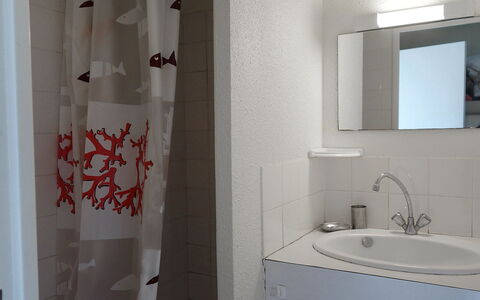 Plein Ciel: Miroir, Évier, Propriété, Luminaire Plomberie, Robinet, Rideau De Douche, Lavabo, Salle De Bains, Bâtiment, Sol