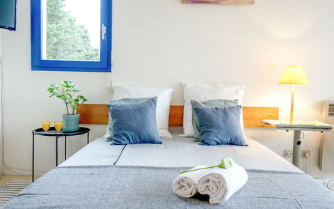 Plein Ciel: Meubles, Bâtiment, Propriété, Confort, Bleu, Bleu Azur, Bois, Cadre, Fenêtre, Textile