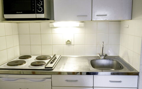 Plein Ciel: Comptoir, Cabinetry, Propriété, Evier, Évier, Cuisinière, Cuisine, Noir, Gaz Poele, Cooktop