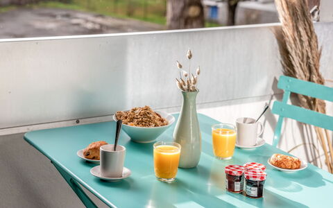 Les Pins: Table, Aliments, Vaisselle, Meubles, Drinkware, Vert, Bleu Azur, Orange, Assiette, Design Intérieur