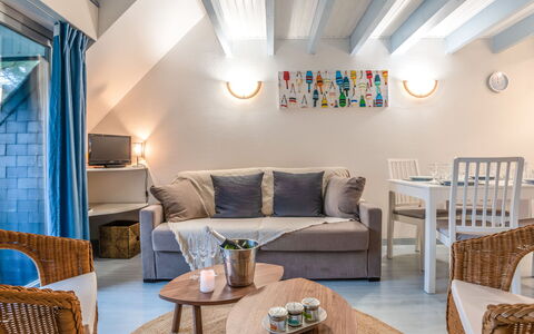 Les Pins: Table, Meubles, Canapé, Propriété, Bleu, Chaise, Salon, Design Intérieur, Éclairage, Sol