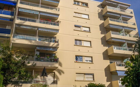 Le Corsaire: Bâtiment, Jour, Propriété, Ciel, Fenêtre, Plante, Arbre, Design Urbain, Bloc Tour, Zone Résidentielle