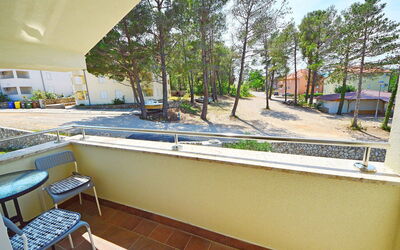 Krk Klimno 201: Propriété, Plante, Ombre, Arbre, Architecture, Piscine, Chaise, Mobilier De Jardin, Design Urbain, Loisir