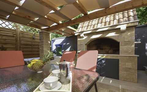 Katarina: Table, Propriété, Canapé, Plante, Design Intérieur, Bois, Pot De Fleur, Architecture, Vaisselle, Mobilier De Jardin