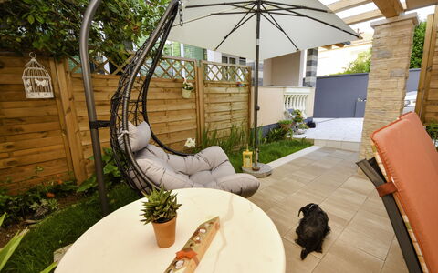 Katarina: Plante, Propriété, Bâtiment, Bois, Design Intérieur, Pot De Fleur, Ombre, Mobilier De Jardin, Canapé, Arbre