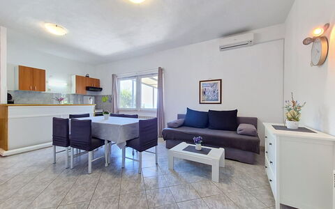 Vesna: Meubles, Sol, Sol, Design Intérieur, Canapé, Appartement, Plafond, Table, Salon, Pièce