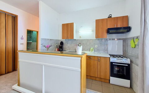 Vesna: Sol, Cuisine, Meubles, Comptoir, Design Intérieur, Sol, Bois, Appareil De Cuisine, Cabinetry, Principaux Appliance