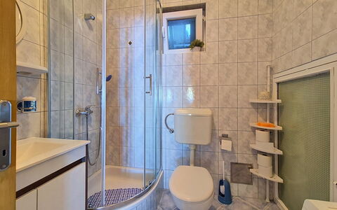 Vesna: Salle De Bains, Luminaire Plomberie, Sol, Lavabo, Design Intérieur, Sol, Toilette, Siège De Toilette, Évier, Robinet