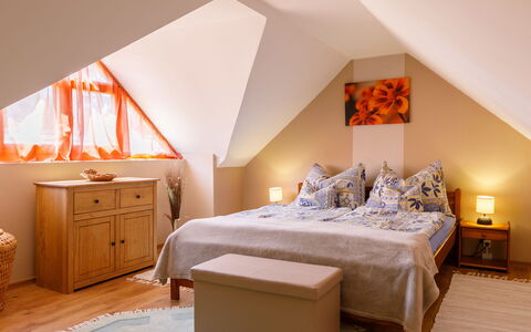 Duetto: Meubles, Propriété, Cabinetry, Bâtiment, Confort, Bois, Cadre De Lit, Orange, Éclairage, Design Intérieur