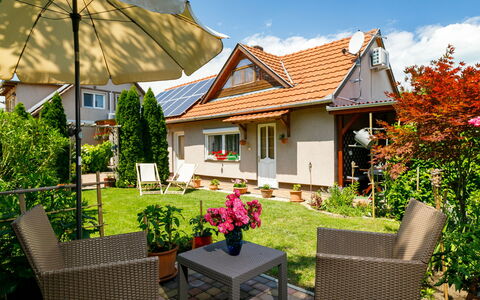 Duetto: Plante, Fleur, Bâtiment, Ciel, Propriété, Nuage, Meubles, La Nature, Botanique, Maison