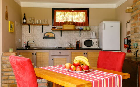 Duetto: Meubles, Propriété, Cabinetry, Table, Comptoir, Bois, Orange, Cuisine, Design Intérieur, Électroménager