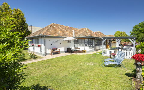 Sunny: Ciel, Toit, Maison, Arbuste, Domicile, Chalet, Zone Résidentielle, Lot Terre, Zone Rurale