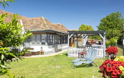 Sunny: Toit, Maison, Zone Résidentielle, Domicile, Chalet, Arbuste, Porche, Lot Terre, Ombre