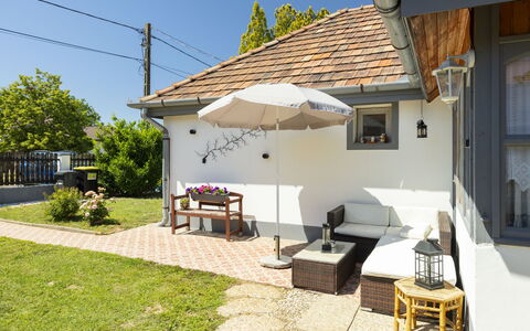 Sunny: Bâtiment, Maison, Toit, Domicile, Zone Résidentielle, Meubles, Chalet, Mobilier De Jardin, Jardin, Ombre