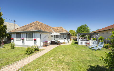 Sunny: Maison, Toit, Zone Résidentielle, Domicile, Arbuste, Chalet, Lot Terre, Pelouse, Ombre, Jardin