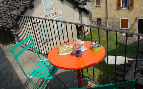 Peppa: Bâtiment, Table, Plante, Meubles, Fenêtre, Chaise, Pot De Fleur, Bois, Tableau De Plein Air, Mobilier De Jardin
