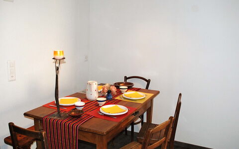Peppa: Table, Vaisselle, Propriété, Meubles, Chaise, Bois, Table Cuisine Et Salle A Manger, Éclairage, Design Intérieur, Orange