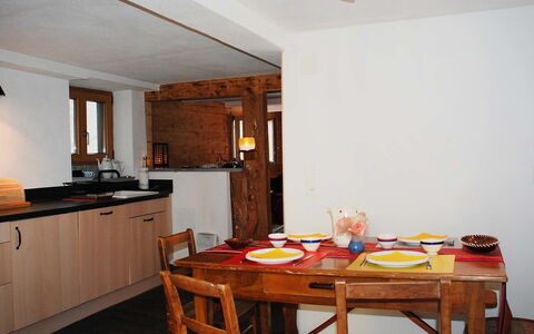 Peppa: Meubles, Cabinetry, Propriété, Table, Comptoir, Bois, Orange, Éclairage, Design Intérieur, Sol