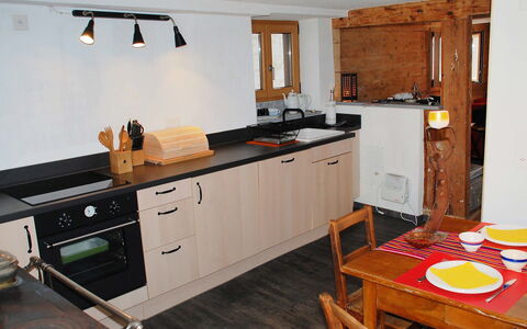 Peppa: Cabinetry, Comptoir, Meubles, Propriété, Cuisine, Tiroir, Robinet, Évier, Bois, Chaise