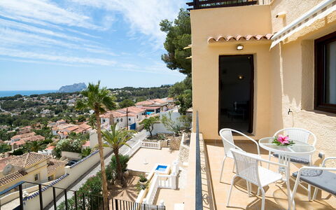 Amare Monte: Ciel, Nuage, Bâtiment, Propriété, Table, Plante, Bleu Azur, Chaise, Fenêtre, Pot De Fleur