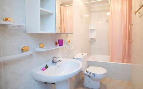 Amare Monte: Miroir, Robinet, Évier, Luminaire Plomberie, Propriété, Lavabo, Salle De Bains, Violet, Bleu Azur, Armoire De Toilette