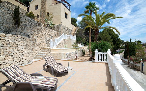 Amare Monte: Nuage, Ciel, Plante, Bâtiment, Bleu Azur, Arbre, Mobilier De Jardin, Design Urbain, Maison, Arecales