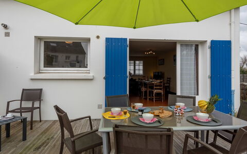 Penthievre: Table, Meubles, Propriété, Parapluie, Chaise, Plante, Bâtiment, Vaisselle, Design Intérieur, Ombre