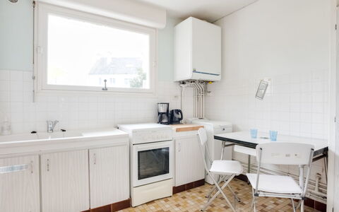 Penthievre: Comptoir, Cabinetry, Meubles, Evier, Propriété, Évier, Fenêtre, Robinet, Cuisine, Cuisinière