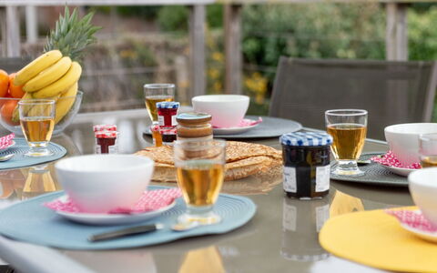 Penthievre: Aliments, Vaisselle, Table, Drinkware, Vaisselle, Coupe, Jaune, Serveware, Assiette
