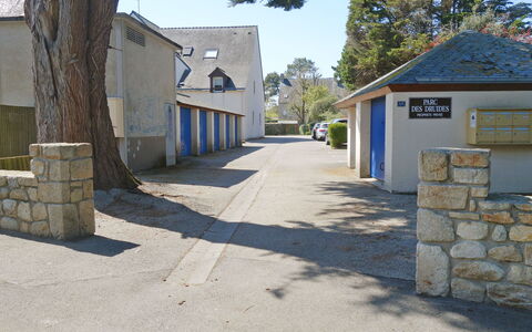 Carnac 182: Propriété, Ciel, Surface De La Route, Arbre, Asphalte, Lot Terre, Ombre, Fenêtre, Zone Résidentielle, Route