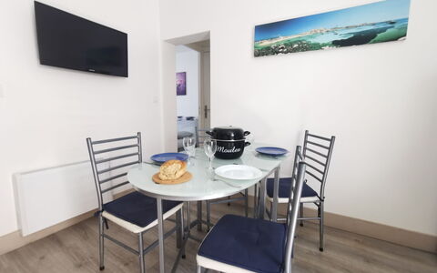 La Licorne: Table, Meubles, Propriété, Bâtiment, Chaise, Design Intérieur, Télévision, Bois, Sol, Mur